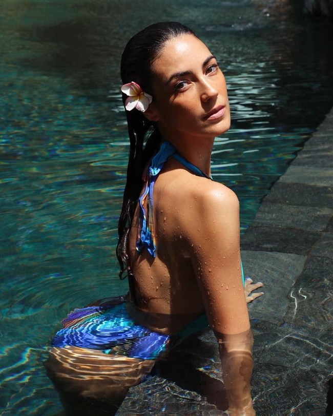 Fatima yang tubuhnya sangat langsing itu sehari-harinya selain menjadi model, mengelola brand busana renang miliknya Agua Brazilian Swimwear. Foto: Instagram @fatimarabago