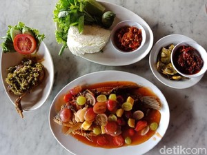 Bupe Resto: Asyiknya Makan Gurame Saus Buah dengan Suasana Pebukitan