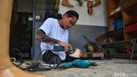 Untuk bahan yang digunakan di bengkel ini bervariasi, mulai dari alumunium, plat, spons, dan karet.