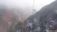 Memasuki musim dingin, peppohonan terlihat merah dan berguguran. Sesekali salju turun di sini. Sehingga terlihat tumpukan es putih yang mencari di beberapa tebing (Bonauli/detikTravel)  
