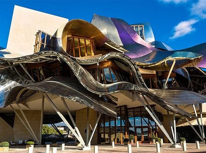 Frank Owen Gehry merupakan arsitek senior yang namanya telah mendunia. Karya Gehry tak hanya memiliki nilai seni tinggi tetapi juga unik. Penasaran? Yuk, lihat.