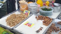 Rasa asin dari serangga ini juga berpadu dengan daun asam yang digoreng. Jadi akan terasa lebih nikmat kalau serangganya dimakan bersama dengan daun asam yang juga digoreng kering. Krenyes! (Syanti/detikTravel)