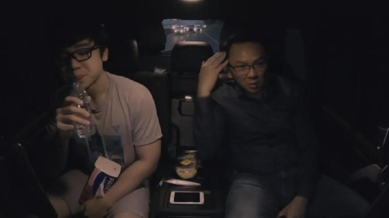 Ahok: Sudah Cocok, Saya Ingin Tetap Dicukur Pangkas Rambut Mako Brimob Ahok: Sudah Cocok, Saya Ingin Tetap Dicukur Pangkas Rambut Mako Brimob