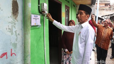 Cek Program Listrik Gratis, Jokowi Keluar Masuk Gang di Bekasi