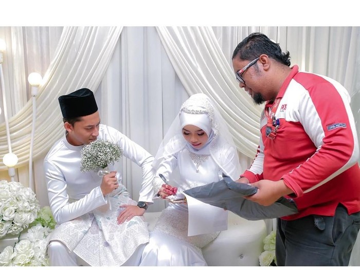 Pengantin wanita tanda tangan paket di pelaminan. Foto: Instagram/fnsyfn Pengantin wanita tanda tangan paket di pelaminan. Foto: Instagram/fnsyfn