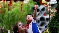 Tak hanya berisi beragam bunga dan miniatur kuil, deretan lampion yang dipasang di langit-langit ruangan Gardens By The Bay semakin menambah semarak dan suka cita menyambut Imlek.