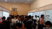 Meski era digital seperti saat ini melamar kerja bisa dilakukan online, namun para pelamar masih semangat mendatangi perusahaan tersebut secara langsung.