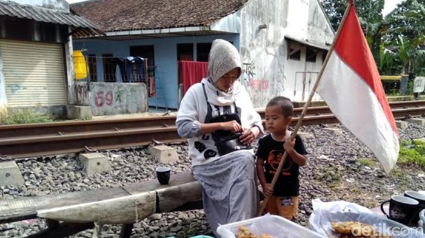 Lucu, Bocah 3 Tahun Ini Tak Bisa Lepas dari Bendera Merah Putih