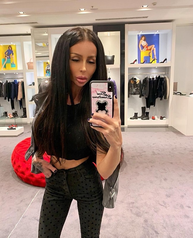 Berbagai operasi plastik telah ia lakukan. Mulai dari operasi pembesaran payudara sampai filler bibir. Foto: Intagram (@desi_dimitrov)