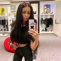 Berbagai operasi plastik telah ia lakukan. Mulai dari operasi pembesaran payudara sampai filler bibir. Foto: Intagram (@desi_dimitrov)