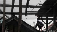 Alhasil empat rumah semi permanen mengalami kerusakan.