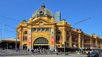 Stasiun Kereta Api Flinders Street - Stasiun Kereta Tersibuk di Australia. Stasiun ini berhasil melayani lebih dari 92.000 penumpang setiap hari.Dok: Nokuro/shutterstock.com/worldatlas.com.
