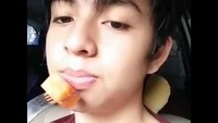 Cool banget ya. Kali ini Angga terlihat sedang cicip buah dengan garpu. Foto: Instagram@anggayunandareal16