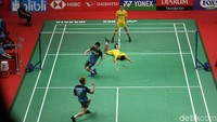 Kevin/Marcus merayakan kemenangan usai mengalahkan Fajar/Rian.