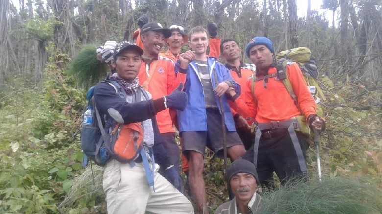 WN Rusia yang Nyelonong Daki Gunung Agung Bali Dievakuasi WN Rusia yang Nyelonong Daki Gunung Agung Bali Dievakuasi
