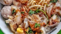 Wah, isiannya meluap ya! Selain kikil ada bakso dan tetelan. Dijamin kenyang memuaskan.  Foto : Instagram @misscarolinebong