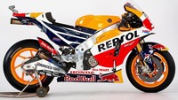 Marquez gagal menorehkan hat-trick juara dunia dengan motor edisi 2015 ini. Di klasemen akhir, Marquez bahkan hanya duduk di posisi tiga di belakang Jorge Lorenzo dan Valentino Rossi. Marquez dan Pedrosa total mengoleksi tujuh kemenangan (Instagram @motogp)