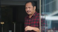 Jejen Sayuti sedianya memberikan keterangan untuk tersangka Neneng Rahmi. 