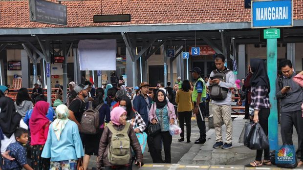 Rangkaian kereta Commuter Line di Stasiun Manggarai, Jakarta, Jumat (25/1/2019). PT. Kereta Commuter Indonesia (KCI) menutup jalur 10 Stasiun Manggarai tujuan Depok dan Bogor sejak 23 Januari - 8 Maret 2019.
