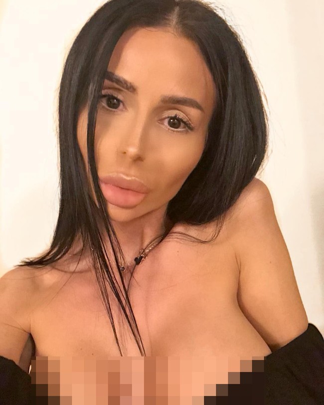 Punya dada baru membuat Desi kerap pamer. Ia sering menunjukkan dadanya yang super besar di Instagram. Foto: Intagram (@desi_dimitrov)