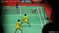 Dalam pertandingan tersebut, Kevin/Marcus menang susah payah atas Fajar/Rian. 