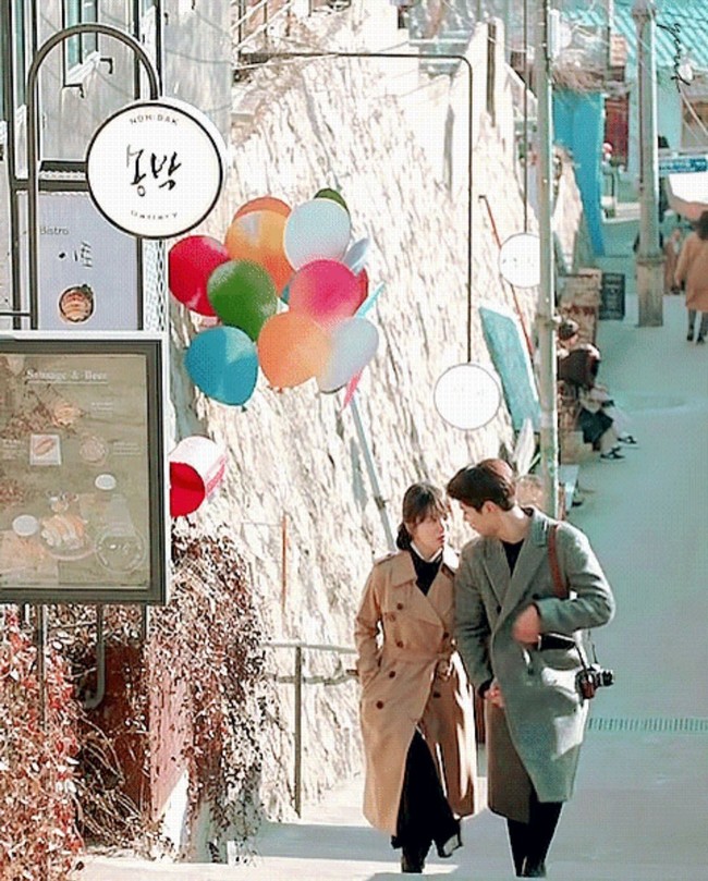 Menikmati kebersamaan mereka setelah sebelumnya putus pada episode 15, Cha Soo Hyun dan Kim Jin Hyuk terlihat sungguh mesra saat berjalan-jalan menyusuri gang-gang kecil di Seoul, Korea Selatan. Foto: Dok. tvN