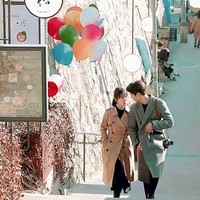 Menikmati kebersamaan mereka setelah sebelumnya putus pada episode 15, Cha Soo Hyun dan Kim Jin Hyuk terlihat sungguh mesra saat berjalan-jalan menyusuri gang-gang kecil di Seoul, Korea Selatan. Foto: Dok. tvN