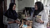 Hasil rajangan sereh diberikan kepada warga sekitar untuk diletakkan di sekitar rumah sebagai pengganti obat nyamuk untuk mengantisipasi penyakit demam berdarah dengue.