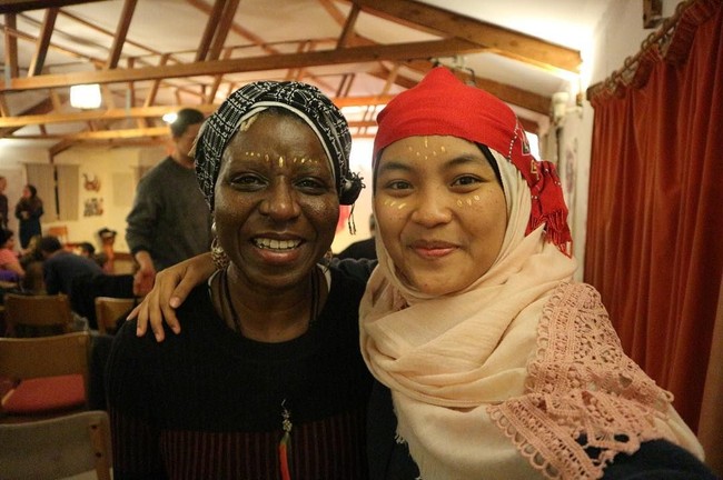 Saat tampil di luar negeri, ia mengajak temannya untuk ikut memakai kain tenun. Sifatnya yang riang membuat Rona punya banyak teman. Foto: Instagram/MentariRona