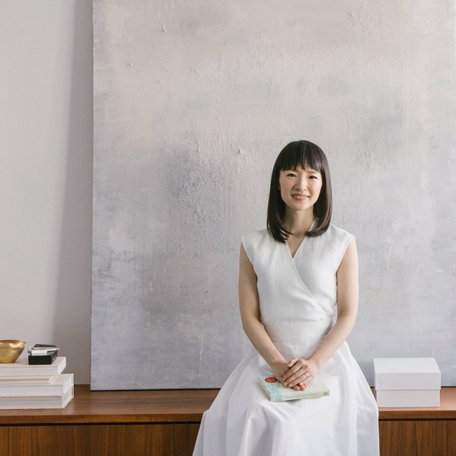 Kini Marie semakin dikenal berkat serial Tidying Up with Marie Kondo yang ditayangkan oleh Netflix. Dalam acara tersebut, Marie mengunjungi sejumlah rumah di Amerika Serikat lalu membantu mereka membereskan dan menata dengan metodenya. Foto: Instagram @mariekondo
