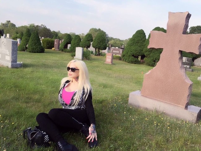 Seperti dikutip Daily Star, Sabrina pun kini mengklaim dirinya sebagai dewi kematian dan penyihir setan. Wanita asal Argentina itu sudah masuk ke dalam aliran sesat yang membuat publik jadi khawatir. Foto: dok. Instagram (@sabrinasabrokreal)