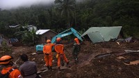 14 orang korban longsor sampai saat ini masih hilang. ANTARA FOTO/Yusran Uccang.
