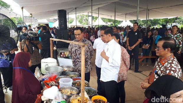 Aksi Anies Foto Jokowi Saat Tinjau Pegiat UMKM