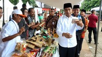 Jokowi ngevlog saat melakukan kunjungan kerja ke Bekasi, Jawa Barat untuk bertemu peserta program Mekaar yang digulirkan PT Permodalan Nasional Madani (Persero) atau PNM.