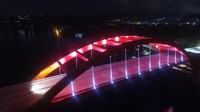 Sebelumnya pengiriman rangka dan pengangkatan rangka jembatan tersebut berhasil mendapatkan dua rekor musim rekor Indonesia (MURI). Rekor pengiriman rangka baja pelengkung bagian tengah secara utuh dengan jarak terjauh tersebut bahkan disebut merupakan yang pertama di dunia, menempuh jarak hingga 3.200 km dari Surabaya hingga ke Jayapura.Foto: Dok.Pool/PT PP (Persero) Tbk