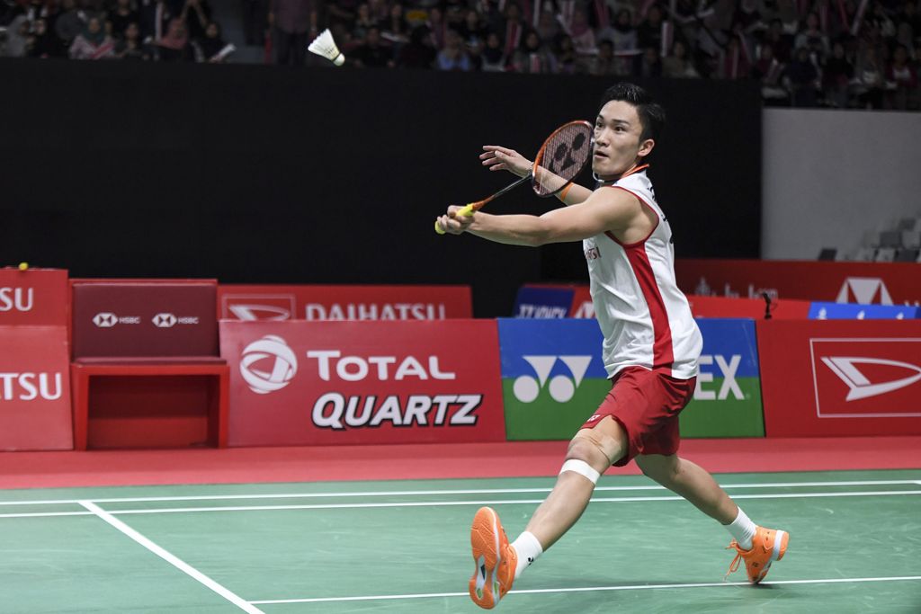 Pebulu tangkis Jepang Kento Momota berusaha mengembalikan kok ke pebulu tangkis putra Indonesia Anthony Sinisuka Ginting pada pertandingan perempat final Daihatsu Indonesia Masters 2019 di Istora Senayan, Jakarta, Jumat (25/1/2019). Antohy Ginting gagal melaju ke semifinal usai dikalahkan pebulu tangkis peringkat pertama dunia Kento Momota dengan skor 9-21 dan 10-21. ANTARA FOTO/Hafidz Mubarak A/aww.