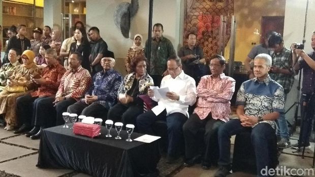 Menristekdikti Baca Puisi di Pameran Lukisan yang Digagas Gus Mus