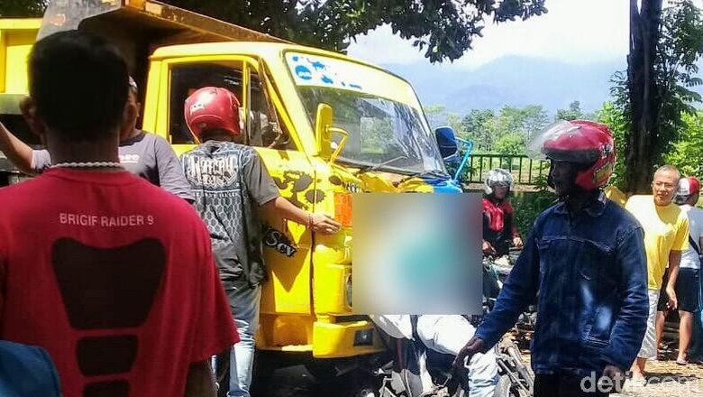 Biker di Bondowoso Tewas Tergencet Usai Tabrak Truk Biker di Bondowoso Tewas Tergencet Usai Tabrak Truk