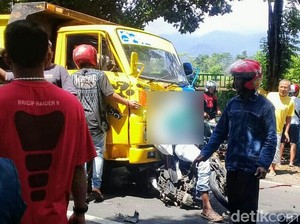 Biker di Bondowoso Tewas Tergencet Usai Tabrak Truk