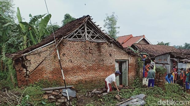 Rumah kakek Sadikun diperbaiki/