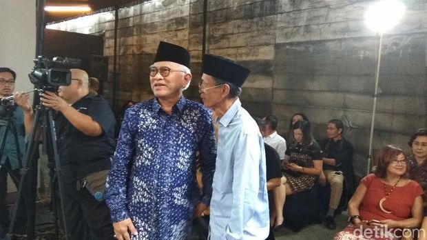 Menristekdikti Baca Puisi di Pameran Lukisan yang Digagas Gus Mus