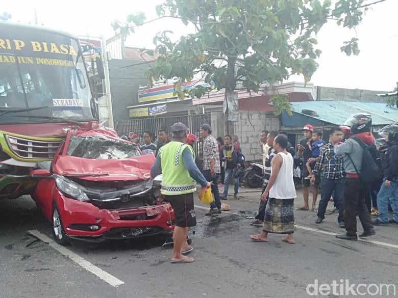 Kecelakaan Beruntun Libatkan 6 Kendaraan di Jombang, 1 Orang Tewas Kecelakaan Beruntun Libatkan 6 Kendaraan di Jombang, 1 Orang Tewas