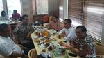 Momen Jokowi hingga Anies Santap Nasi Padang Bareng