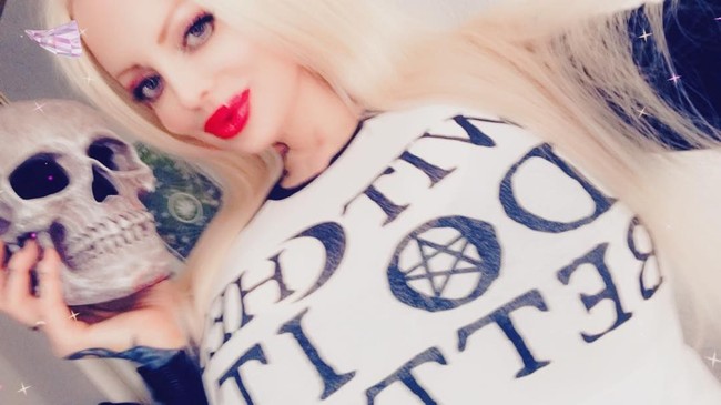 Tempat pemujaan setan yang didirikan wanita 42 tahun itu bernama Sabrok Legion. Orang-orang yang ingin bergabung bersama Sabrina bisa berkumpul di tempat yang telah didirkan olehnya. Foto: dok. Instagram (@sabrinasabrokreal)