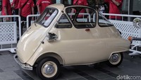 Mobil VW kodok ini jadi pusat perhatian.