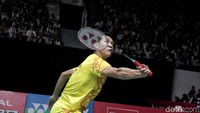 Jonatan Christie mengembalikan bola.