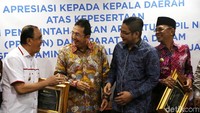 Direktur Kepesertaan BPJS Ketenagakerjaan E. Ilyas Lubis (kedua kiri) berbincang dengan Wakil Walikota Palu Sigit Purnomo Said (kedua kanan), Bupati Minahasa Royke Octavian Roring (kiri) dan Bupati Bombana Tafdil (kanan) usai penyerahan Penghargaan di Jakarta. Jumat (15/1/2019). 