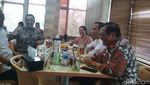 Momen Jokowi hingga Anies Santap Nasi Padang Bareng