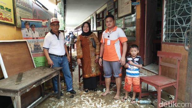 70 Sekolah di Makassar Rusak Akibat Banjir, Guru-Siswa Mulai Bersih-bersih