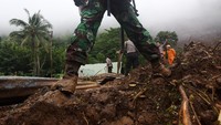 Hingga saat ini tim SAR telah menemukan sembilan korban meninggal dunia akibat longsor tersebut. ANTARA FOTO/Yusran Uccang.